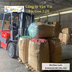 Xe nâng đỡ hàng hoá trong kho Vân Tải Sài Gòn 24H